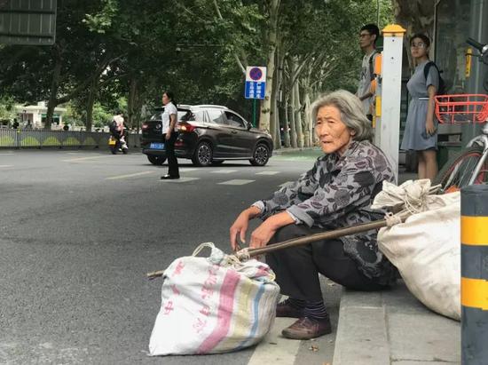 “扁担奶奶”