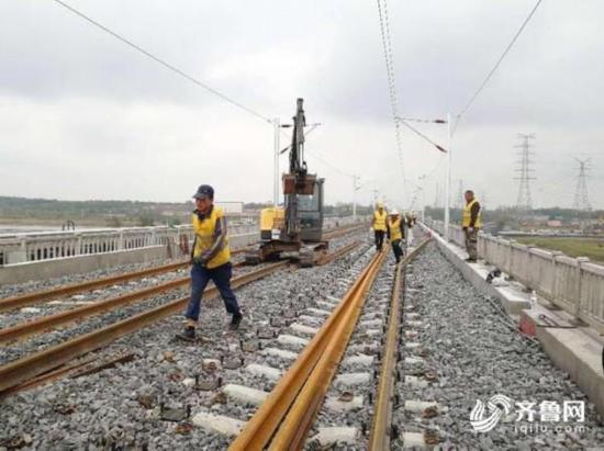 经过四年的建设，青岛到连云港铁路今天完成全线铺轨，距离通车仅一步之遥。