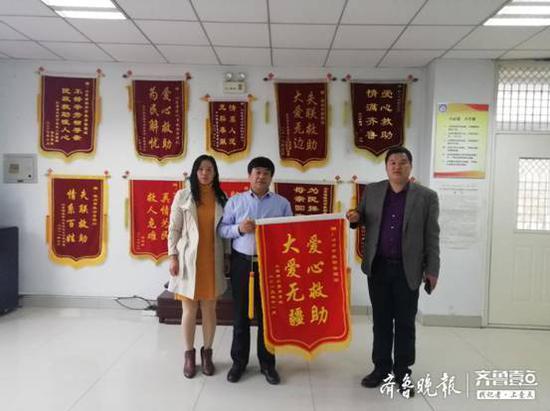 周某靜(左一)與周某勇(右一)為濱州市救助站送去錦旗以表感謝