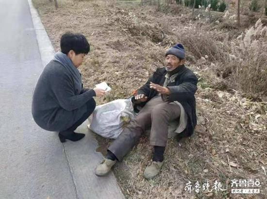 志愿者發(fā)現(xiàn)老人并做簡(jiǎn)單問(wèn)詢