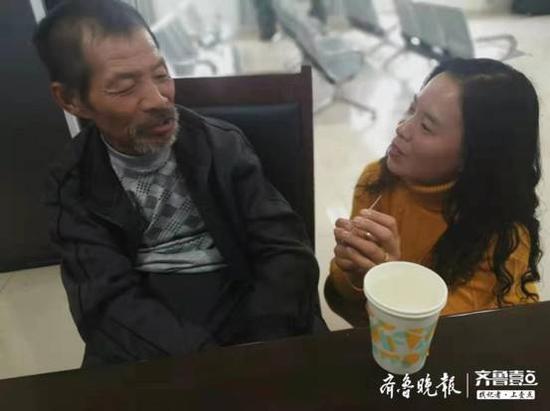 周某本的女兒周某靜在與其交談