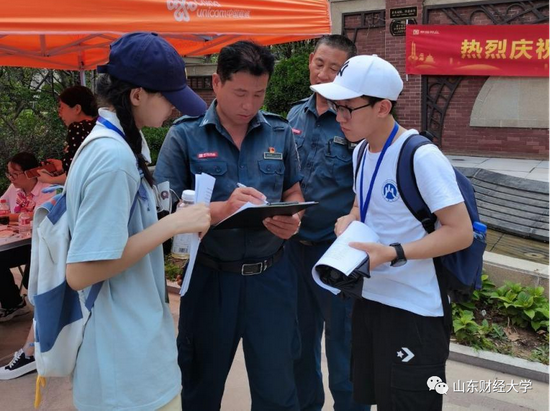 生活垃圾分类回收的市场化机制调研团队成员在向“小黄狗”公司相关人员了解“垃圾分类”智能设备并发放调查问卷