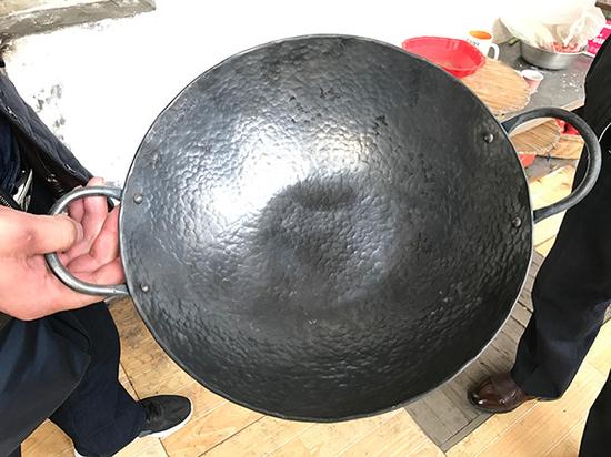 3月7日,牛祺圣家打制的铁锅卖到600元。