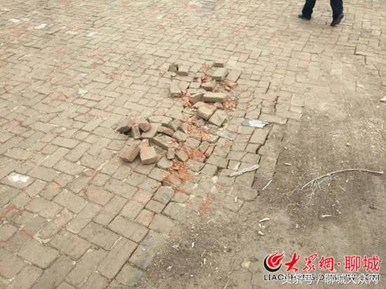 被碾壓的地磚