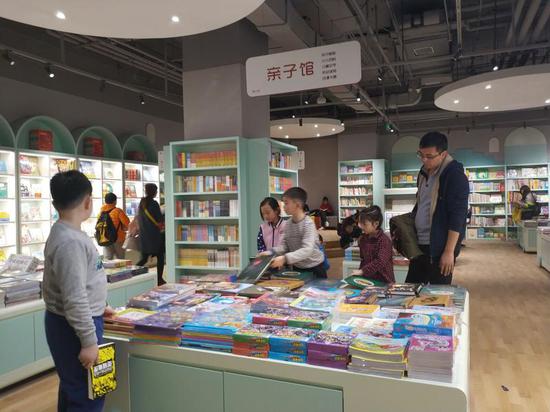 清明假期,除了休假出游,不少市民選擇讀書充電來豐富自己的視野。