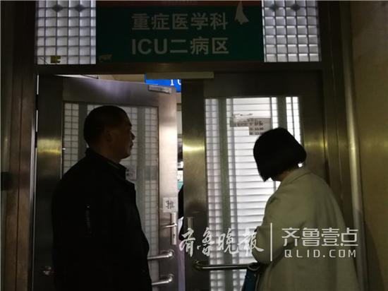 张梦诗的父母在病房外
