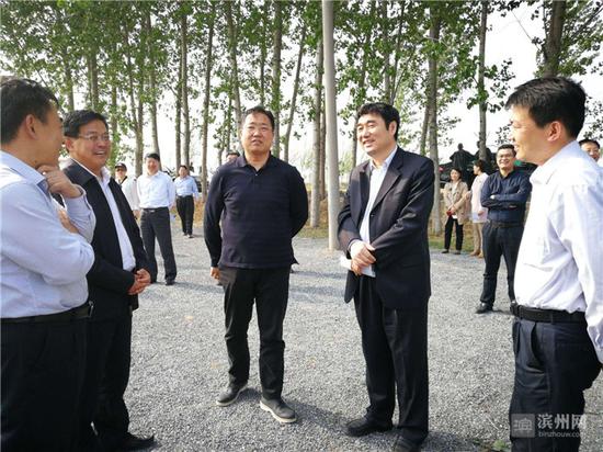 副市長賈善銀(右二),在聽取惠民縣大年陳萬畝現代林果示范園建設情況