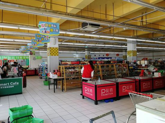 5月4日,已闭店的统一银座领秀城店,货架上的货品被陆续清空。记者 任磊磊 摄