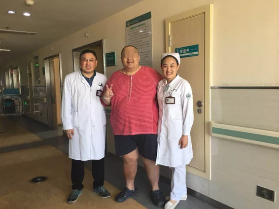 一天喝20斤啤酒50歲男子440斤重