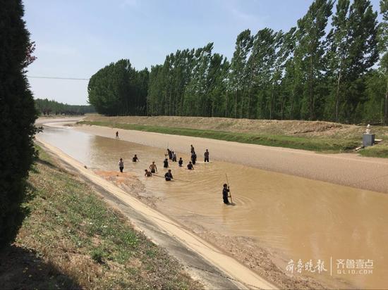 目前当地村民、消防、民警和蓝天救援队的救援人员正在河中打捞。