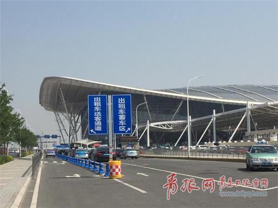 ▲駛入火車北站西廣場的出租車有了專用通道。