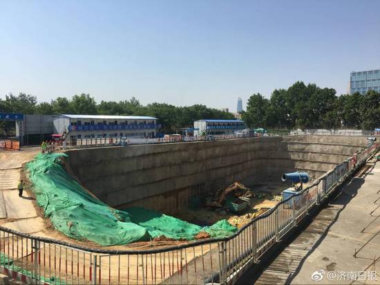 5月10日,在濟南舜耕國際會展中心西側,地下停車場雛形顯現。@濟南日報