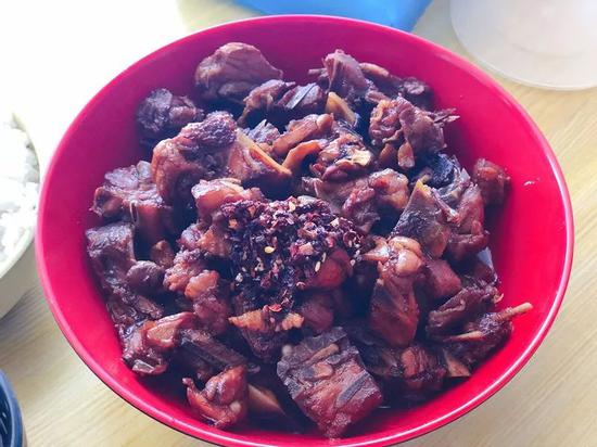 ▲三楼的香辣鸡架超级鲜嫩、汤汁入味,一到饭点超多人在吃。