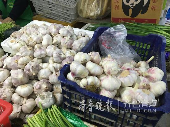 濟(jì)南市棋盤街菜市場(chǎng)內(nèi),鮮凈蒜(右)賣2元到3元不等。