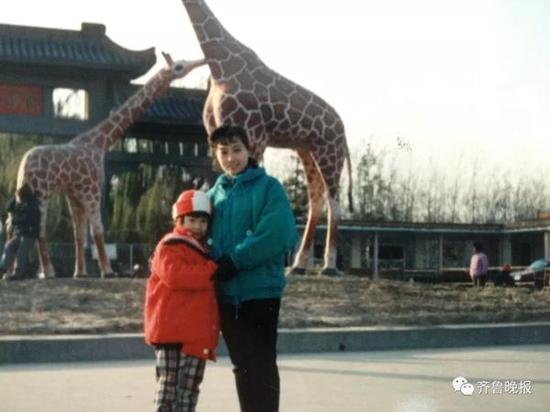 90年代初，济南娃跑去北京旅行，免不了要拍张这样的照片纪念（@胡萝卜）