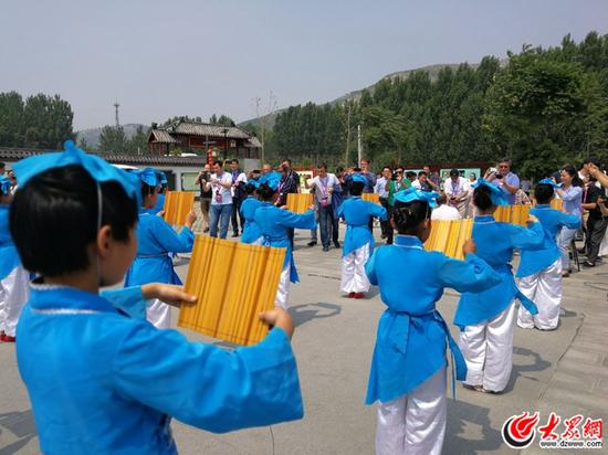 采访团一行在圣源村观看经典诵读