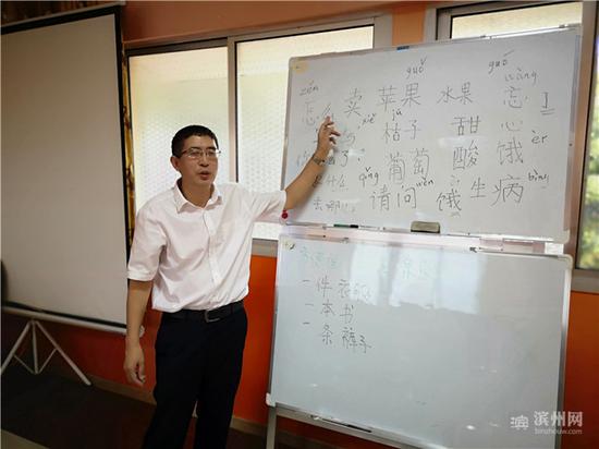 充实教师队伍是王宝祥当前工作的重点。