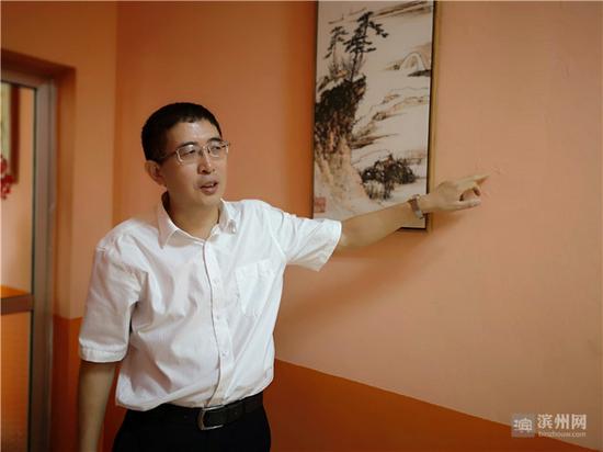 王宝祥向记者介绍科纳克里大学孔子学院建设情况。