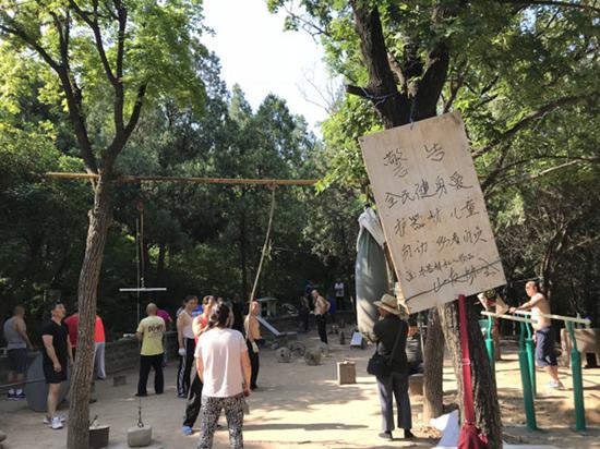 混凝土加鐵棍制成簡易杠鈴
