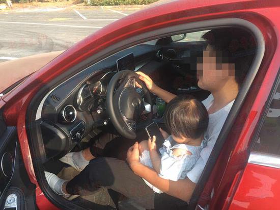 男子懷女兒單手開車上高速