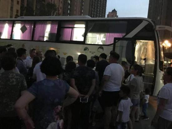 更多業(yè)主聞訊趕來,參與獻血行動