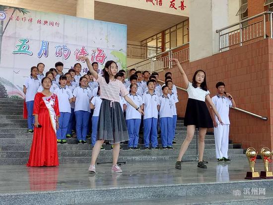 民族班的学生能歌善舞