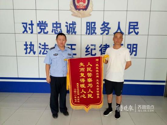 王先生为表达对民警的感激之情于7月12日送来锦旗表达谢意。