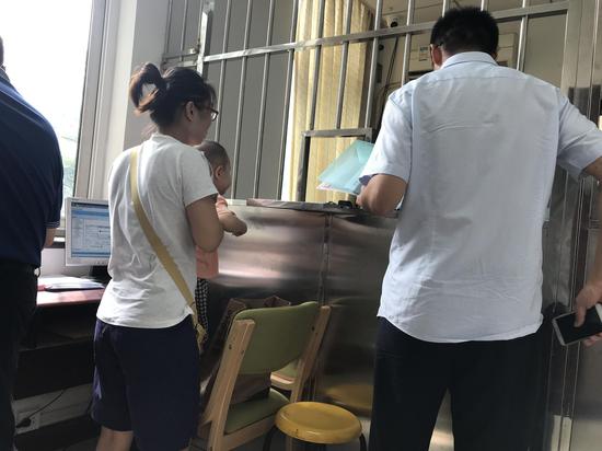 在历下区妇幼保健计划生育服务中心的出生医学证明补办窗口,有市民在补办。