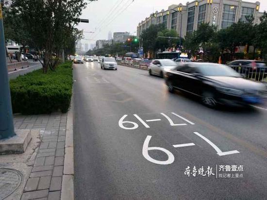 高峰期已過(guò),仍然鮮有社會(huì)車輛敢在公交專用道上行駛。