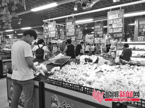 解放路上一家大型超市内,大蒜零售价为3.99元一斤。