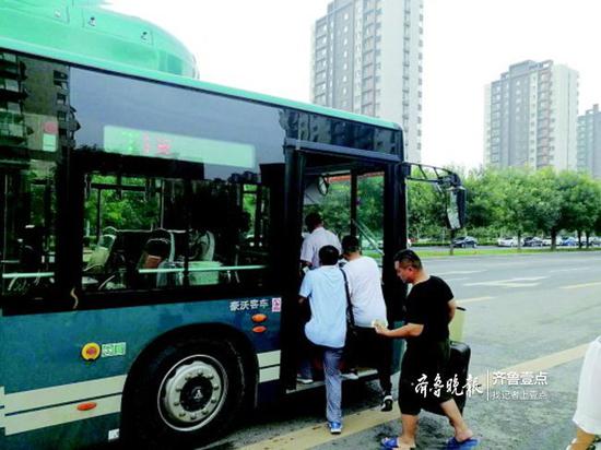 市民乘坐高峰通勤巴士T19路。