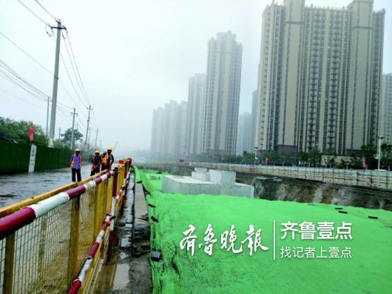 鳳鳴路11月底前主干道將實現通車。 齊魯晚報齊魯壹點記者 劉雅菲 攝