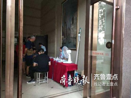 物業在樓下設置充電點,居民們都盼著盡快來電。