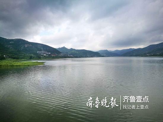 20日，记者航拍暴雨后的济南锦绣川水库，浩浩荡荡的大水景着实令人喜欢。