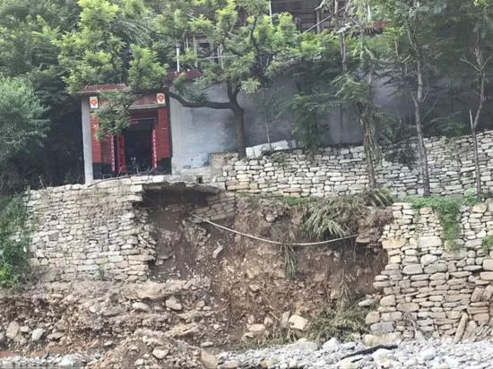 雖然進(jìn)出危險(xiǎn) 但仍絡(luò)繹不絕
