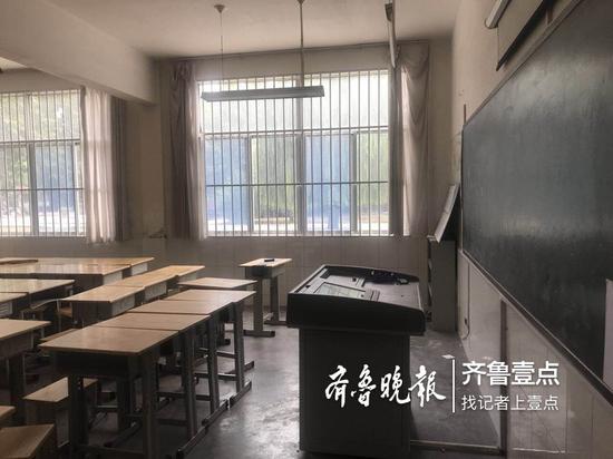教室已经整修完毕,新课桌椅子也已经到位。齐鲁晚报·齐鲁壹点记者 张焜 摄