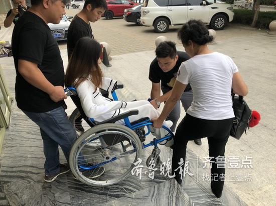 好心人小心翼翼地把胡文推下台阶。