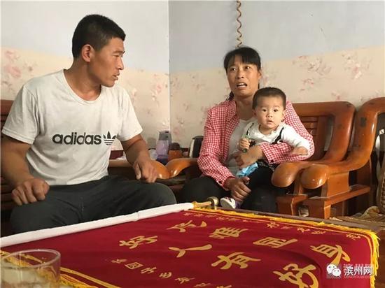 “危難顯身手 好人有好報”錦旗送到蔣龍勝家