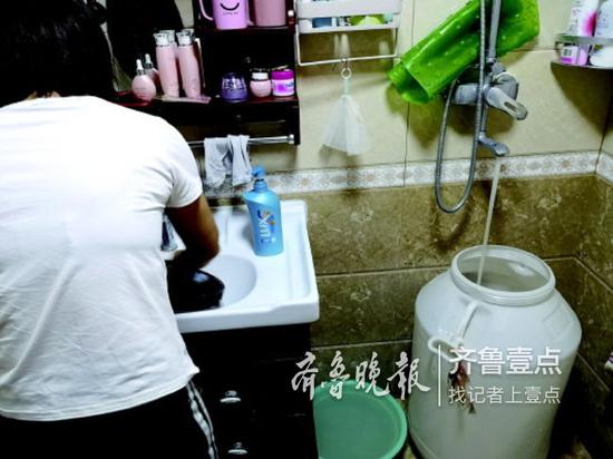 尚東1956小區(qū),居民用大塑料桶接水。齊魯晚報(bào)齊魯壹點(diǎn)記者 王皇 攝