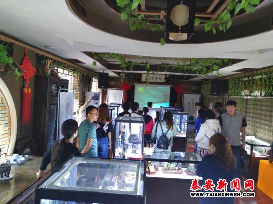 2018全国网络媒体泰安行采访团走进位于御座宾馆的泰山玉展厅。