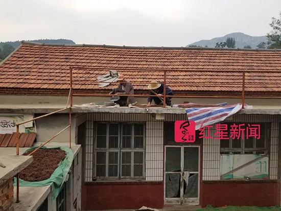 郇政華和父親在自家樓頂上翻曬花椒。