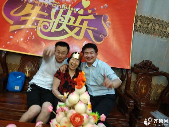 馮文亮給母親過(guò)生日