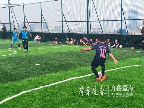 今秋开学，山师附小空中球场建成，这也是省城第一个空中球场。