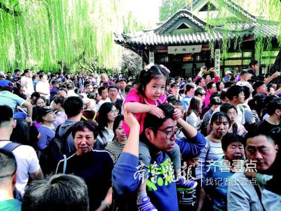 国庆长假,济南趵突泉、芙蓉街和百花洲附近游客如织。记者 周青先 摄