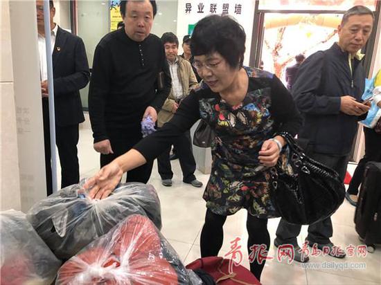 市民在郵政網點捐贈舊衣物。
