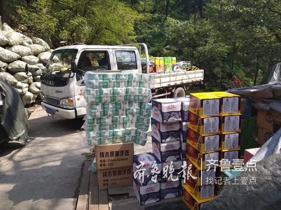 (在中天门起点处,堆放着即将挑送上山的物资。)
