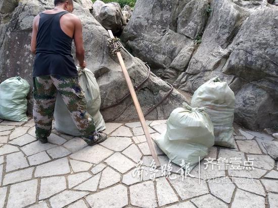 (挑山工到達(dá)山頂后,再將山上的垃圾挑下山。)