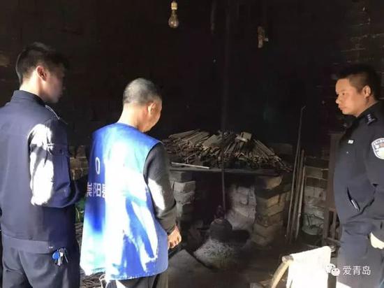 汪小英家是緊鄰公路的一棟老瓦屋,屋旁就是稻田,屋頂有些破漏。