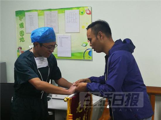 剛畢業的他取半月工資給患者應急
