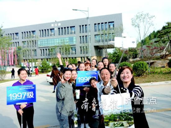 ◤山東青年政治學院舞蹈學院30周年慶典上,校友集體自拍。 記者 尹明亮 攝